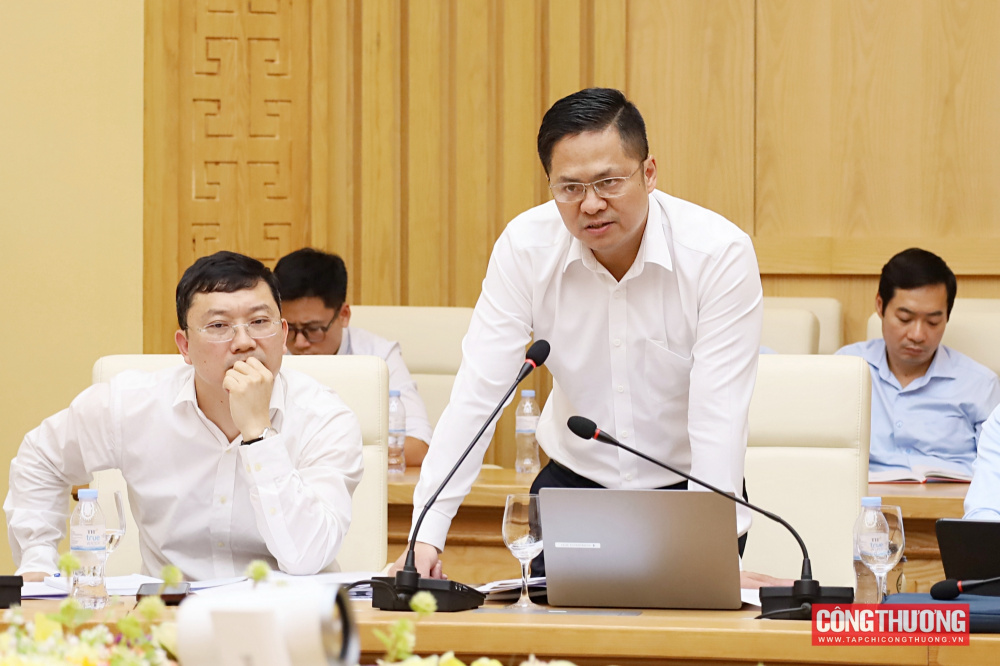 Đại diện các Cwincom hiện đang mở, trường đại học phát biểu