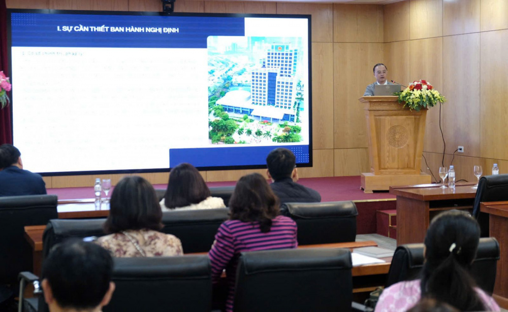 Ông Nguyễn Văn Bình, chuyên viên cao cấp, Vụ Công chức, viên chức, Bộ Nội vụ trình bày nội dung tập huấn
