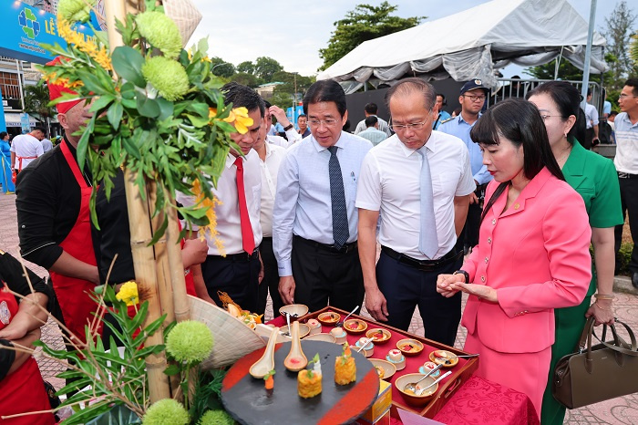 Đồng chí Nguyễn Khắc Hà và lãnh đạo tỉnh tham quan các gian hàng ẩm thực.