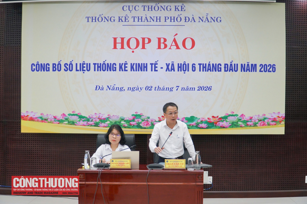 Trưởng Thống kê thành phố Đà Nẵng Trần Văn Vũ thông tin tại buổi họp báo