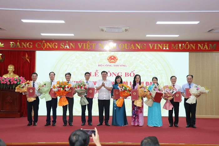 Lãnh đạo Cwin63 sân chơi đỉnh cao trao Quyết định bổ nhiệm Phó Hiệu trưởng các trường Đại học.