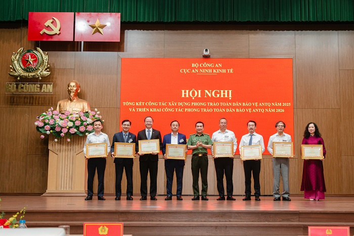 Ông Lê Văn Tần – Chủ tịch HĐQT đại diện SeABank nhận Bằng khen của Bộ trường Bộ Công An về Đã có thành tích xuất sắc trong phong trào toàn dân bảo vệ an ninh Tổ quốc năm 2025