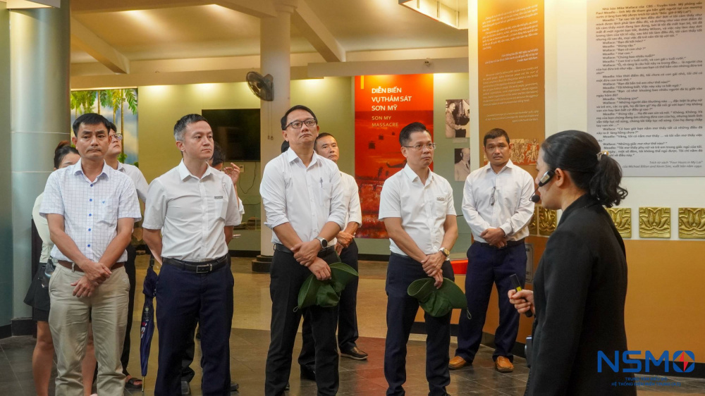 Tham quan Nhà trưng bày, các nền nhà cũ và hầm trú ẩn tại Khu chứng tích Sơn Mỹ