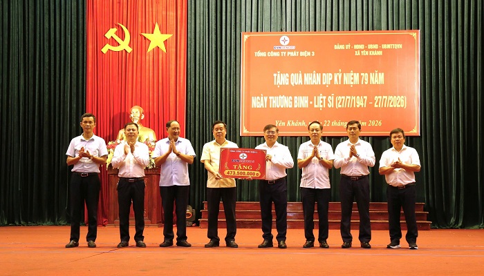 Đại diện lãnh đạo EVNGENCO3 trao bảng tượng trưng hỗ trợ chương trình “Đền ơn đáp nghĩa” nhân Kỷ niệm 79 năm Ngày Thương binh - Liệt sĩ cho lãnh đạo địa phương 