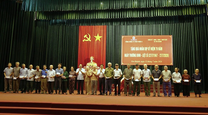 Đại diện EVNGENCO3 và Công ty CP Nhiệt điện Ninh Bình trao quà cho các đối tượng chính sách.
