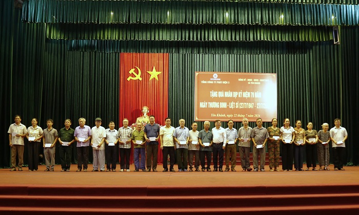 Ông Võ Minh Thắng, Phó Tổng Giám đốc EVNGENCO3 cùng lãnh đạo địa phương trao những phần quà cho các gia đình chính sách, người có công với cách mạng.