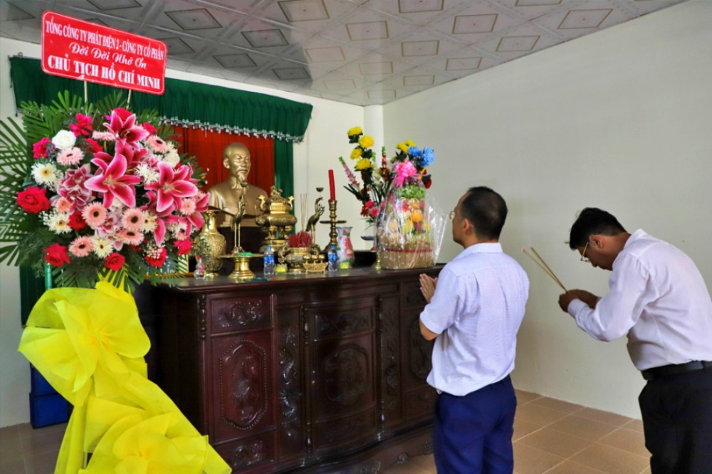 dâng hương Chủ tịch HCM
