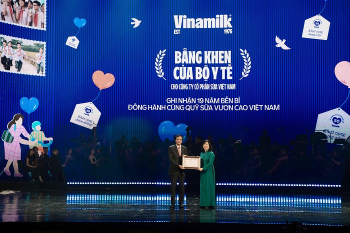 Đại diện Vinamilk, ông Nguyễn Hạnh Phúc - nguyên Uỷ viên Trung ương Đảng, Nguyên Tổng thư ký Quốc hội, Chủ tịch Hội đồng Quản trị - đón nhận Bằng khen của Ủy viên Trung ương Đảng, Bộ trưởng Bộ Y tế Đào Hồng Lan vì đã có nhiều thành tích đóng góp cho trẻ em thông qua Quỹ sữa Vươn cao Việt Nam (Ảnh: Minh Anh).