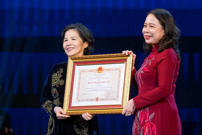 Bà Mai Kiều Liên - nguyên Ủy viên Trung ương Đảng, Anh hùng Lao động, Tổng giám đốc Vinamilk (bên trái) - đón nhận Huân chương Độc lập hạng Ba từ Bí thư Trung ương Đảng, Phó Chủ tịch nước Võ Thị Ánh Xuân (Ảnh: Minh Anh).