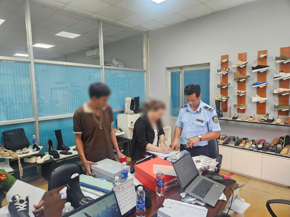 Bóc gỡ đường dây gần 50.000 đôi giày giả mạo Nike Cwin Đăng Ký + 1888k sang Hoa Kỳ: