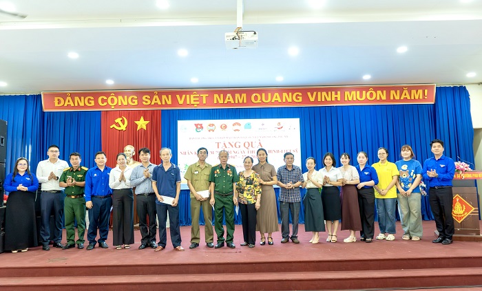 Ông Trần Triết Khoa – Phó Giám đốc, Chủ tịch Công đoàn và Đoàn thanh niên EPS thăm hỏi, tặng quà cho các thương binh, bệnh binh, gia đình chính sách trên địa bàn phường Phú Mỹ
