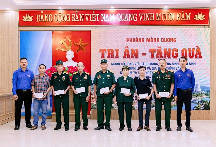 Chi đoàn Khối sửa chữa Mông Dương thăm hỏi, tặng quà cho thương bệnh binh, gia đình chính sách tại Phường Mông Dương (Quảng Ninh)