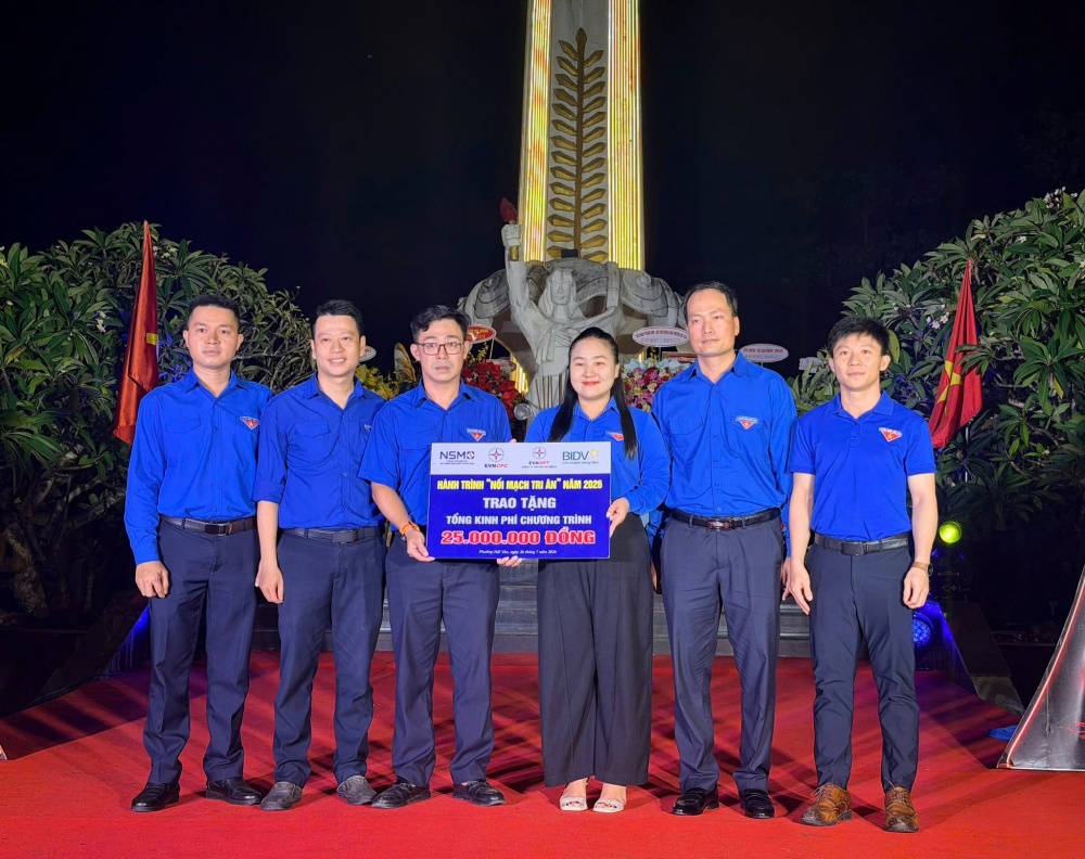 Đại diện các đơn vị ngành Điện trao bảng tượng trưng bàn giao công trình “Nối mạch tri ân 2026”