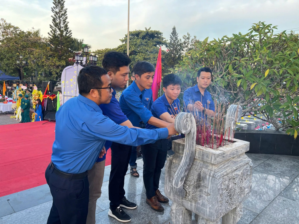 Đoàn dâng hương tại Nghĩa trang Liệt sĩ Hòa Hiệp, phường Hải Vân