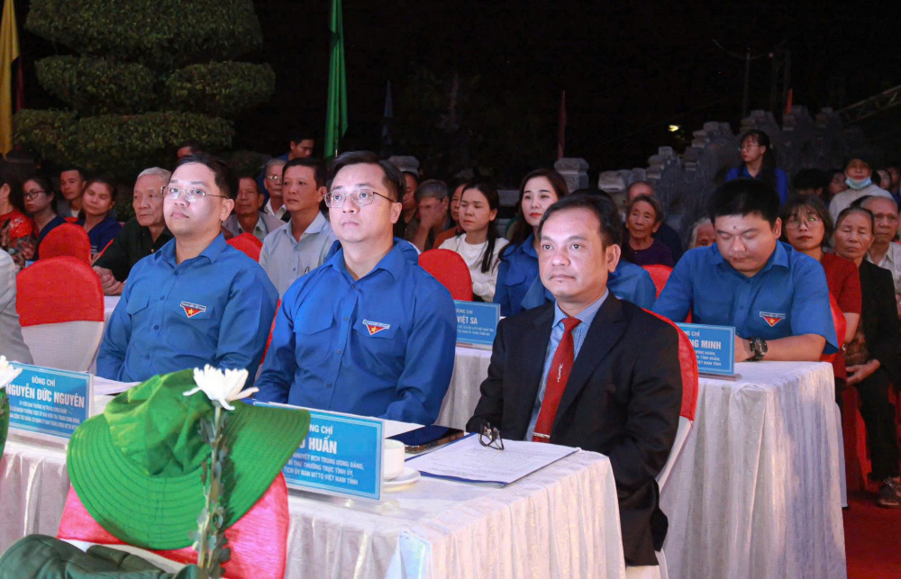 Tuổi trẻ Cwin com đăng nhập phối hợp triển khai chuỗi hoạt động tri ân các anh hùng liệt sĩ và chăm lo an sinh CWIN được cấp phép hợp pháp bởi PAGCOR và Freeport tại Quảng Ngãi