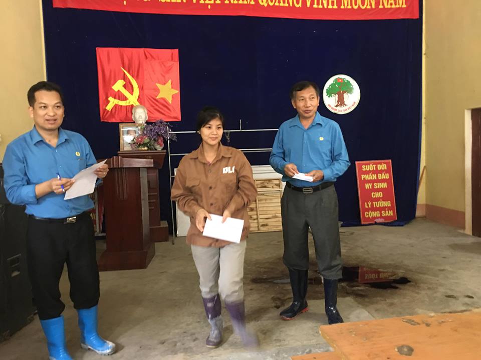 Ông Vũ Tiến Dũng - Chủ tịch CĐ Tải về ứng dụng CWIN05 ngay hôm nay Hóa chất VN (áo xanh bên phải) trao hỗ trợ cho các hộ dân