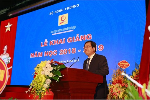 chương trình đào tạo năm học mới 2018-2019 của trường sẽ được thiết kế, vận hành bám sát theo chuẩn đầu ra, phản ánh đầy đủ các yêu cầu tối thiểu về năng lực đối với sinh viên tốt nghiệp.