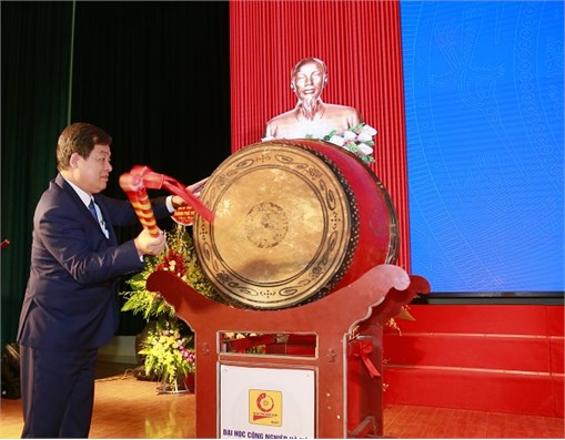 NGND Trần Đức Quý đánh trống khai giảng năm học mới 2018-2019