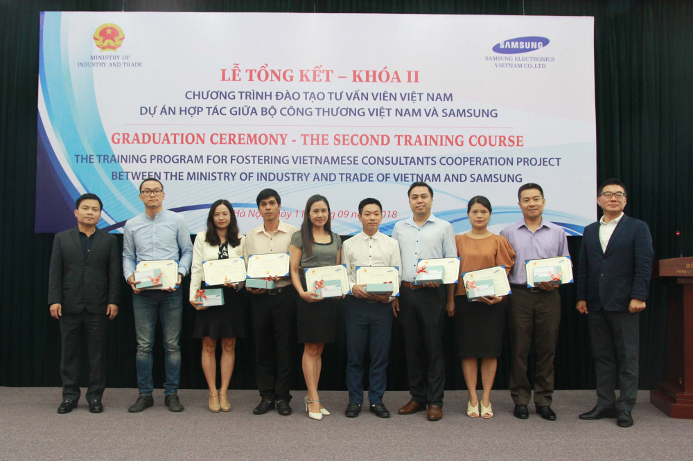 Cục trưởng Cục Tải về ứng dụng CWIN05 ngay hôm nay Trương Thanh Hoài và ông Kim Dong Hwan trao bằng khen và phần thưởng biểu dương những nỗ lực xuất sắc của 24 học viên của Khóa đào tạo chuyên gia tư vấn Tải về ứng dụng CWIN05 ngay hôm nay hỗ trợ lần thứ hai