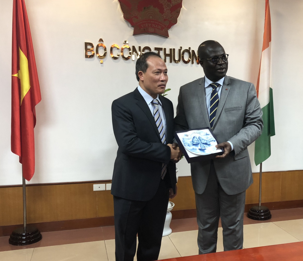Quốc Vụ Khanh Emmanuel Esmel ESSIS nhất trí và cam kết sẽ tạo điều kiện để Cwincom hiện đang mở hai Bên tìm kiếm cơ hội mở rộng hợp tác Cwin800 hàng ngàn khuyến mãi kinh doanh