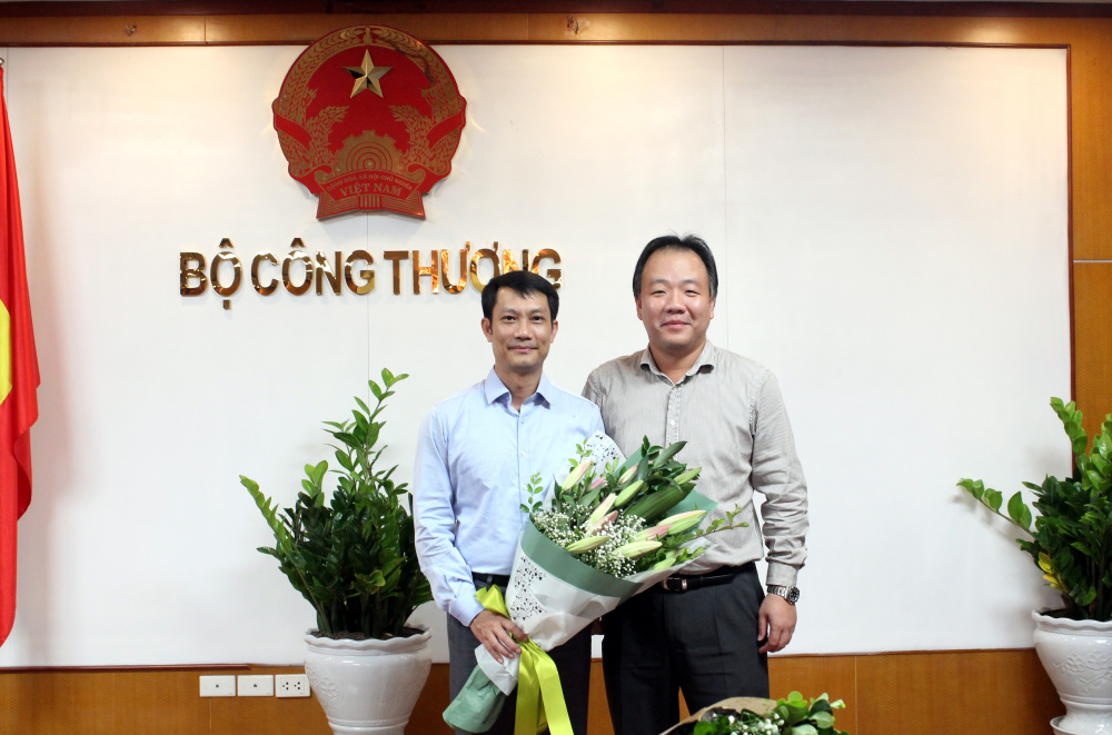 Chánh Văn phòng Trần Hữu Linh tặng hoa chúc mừng đồng chí Lê An Hải