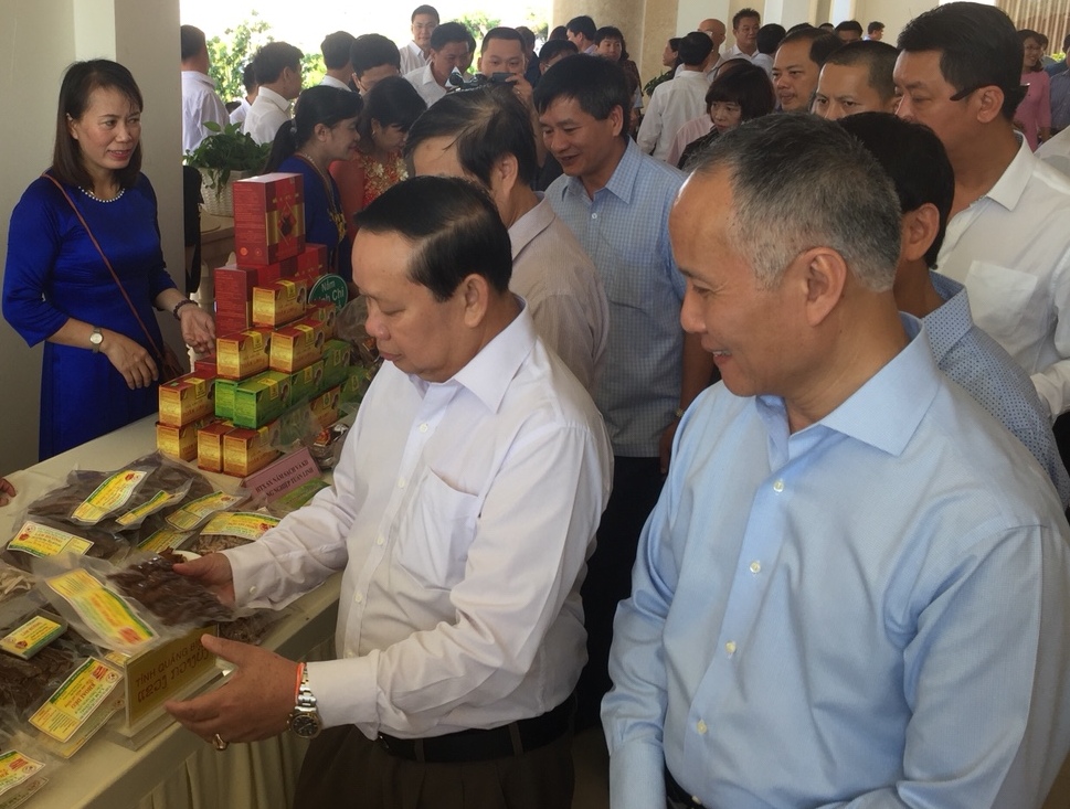 Thứ trưởng Cwin63 sân chơi đỉnh cao - Trần Quốc Khánh (áo xanh) và Ông Bounmy MANIVONG (áo trắng), Thứ trưởng Cwin63 sân chơi đỉnh cao Lào tham quan khu gian hàng Việt – Lào tại Hội nghị