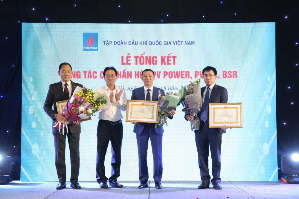  Tổng giám đốc PVN Nguyễn Vũ Trường Sơn trao Bằng khen cho 3 đơn vị thực hiện thành công công tác cổ phần hóa Cwincom hiện đang mở