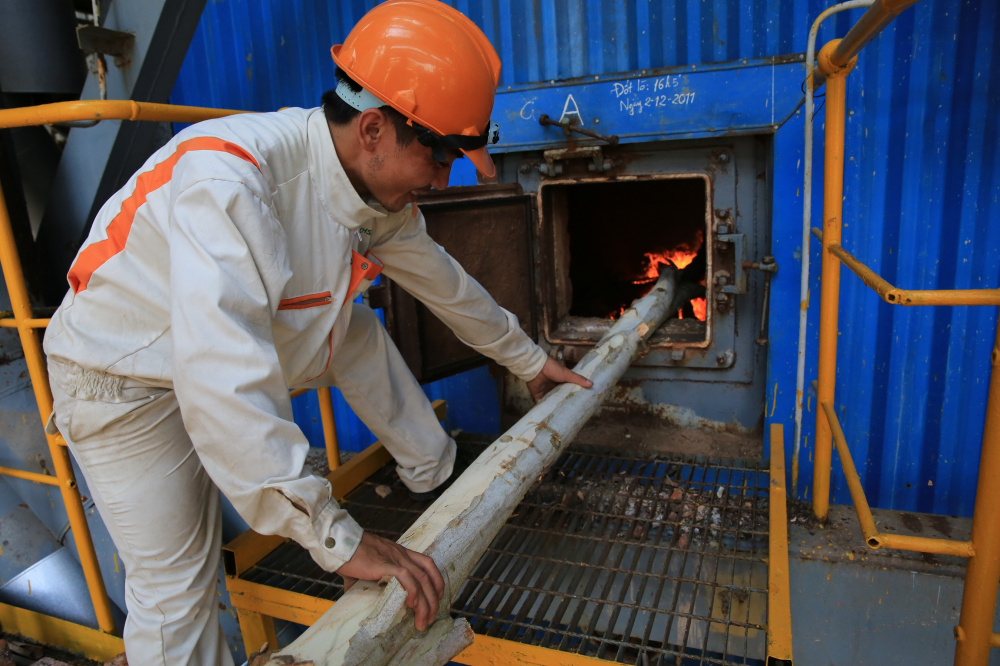 Sấy lò bằng củi trước khi chạy bằng dầu và than