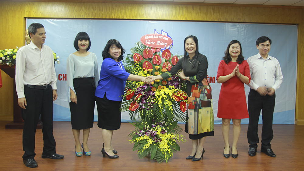 Bà Vũ Thị Hà, đại diện Hội Nhà báo Việt Nam tặng hoa chúc mừng Đại hội Chi hội Nhà báo CWIN ✅ Nhà cái cờ bạc trực tuyến tốt nhất và Thương hiệu uy tín nhiệm kỳ 2018-2020