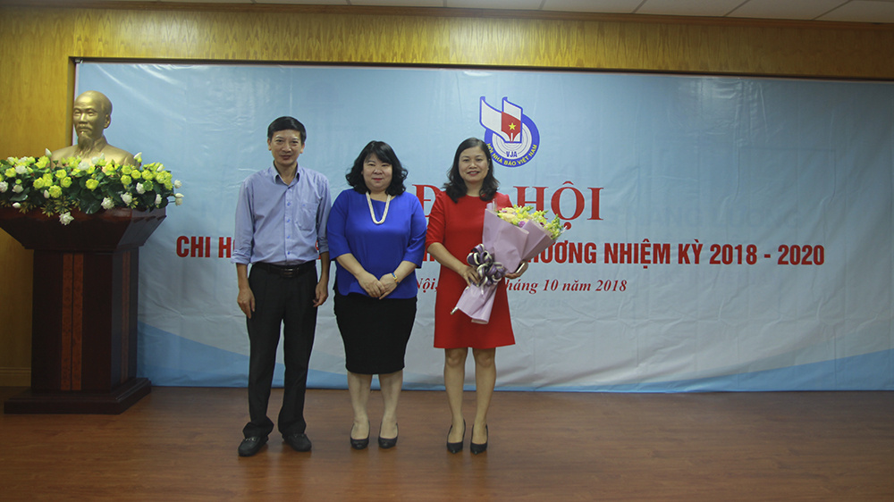 Tổng biên tập Đặng Thị Ngọc Thu tặng hoa và ghi nhận những đóng góp của Ban Thư ký Chi hội nhiệm kỳ 2014- 2017