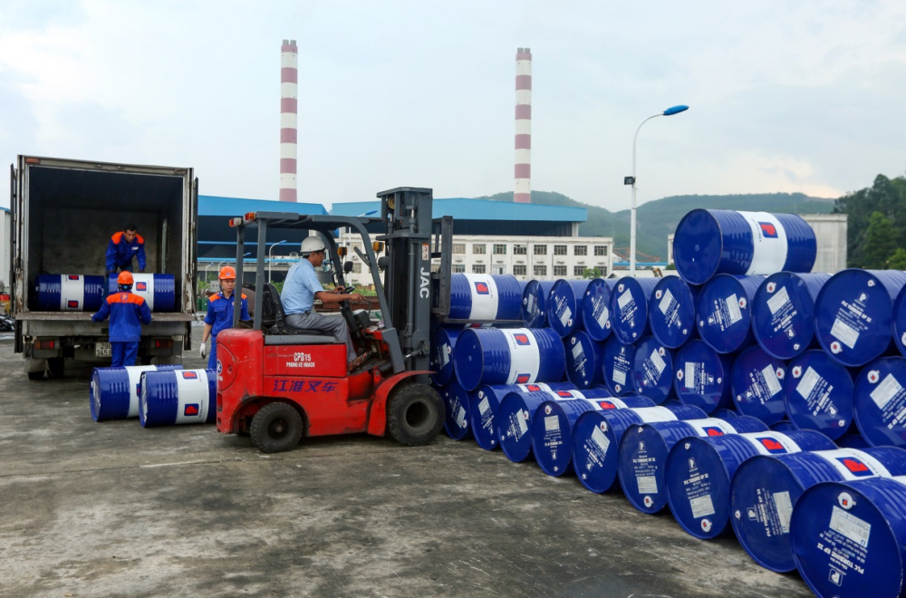 Khách hàng nhiệt điện Quảng Ninh đón nhận dầu nhờn Petrolimex 
