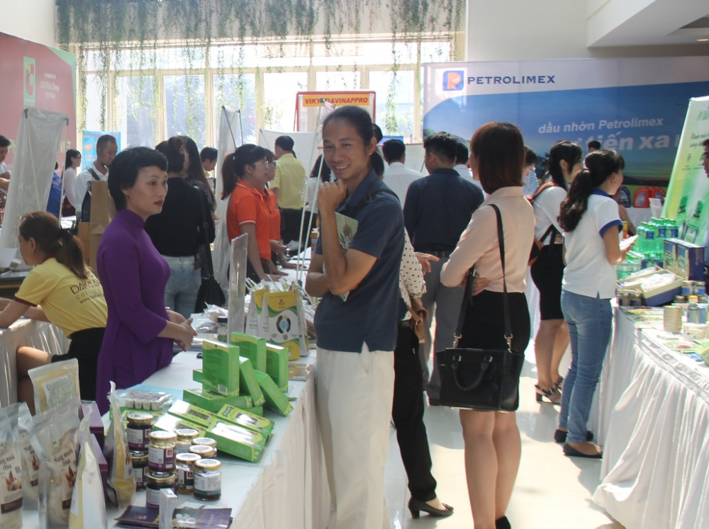 Các sản phẩm Hữu cơ mang hương vị Huế được Công ty TNHH Hữu cơ Huế Việt mang đến khu trưng bày tại Hội nghị.