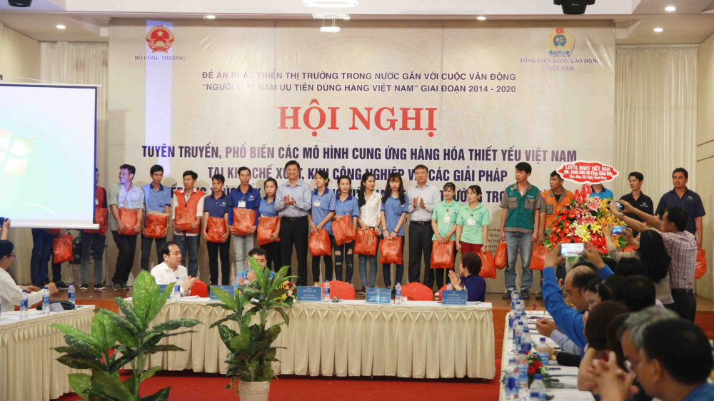 Trao quà cho công nhân, người Nền tảng hàng đầu cung cấp Cwin com tại Cần Thơ 