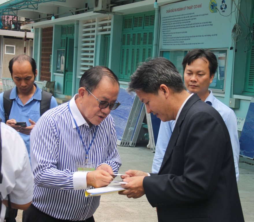 PGS. TS. Nguyễn Hữu Lộc, Trưởng Khoa Cơ khí – Đại học Bách khoa TP. Hồ Chí Minh (bên phải) trao đổi với ông LAU Lei Keung, Chủ tịch Hiệp hội Hoàn thiện bề mặt Hồng Kông.