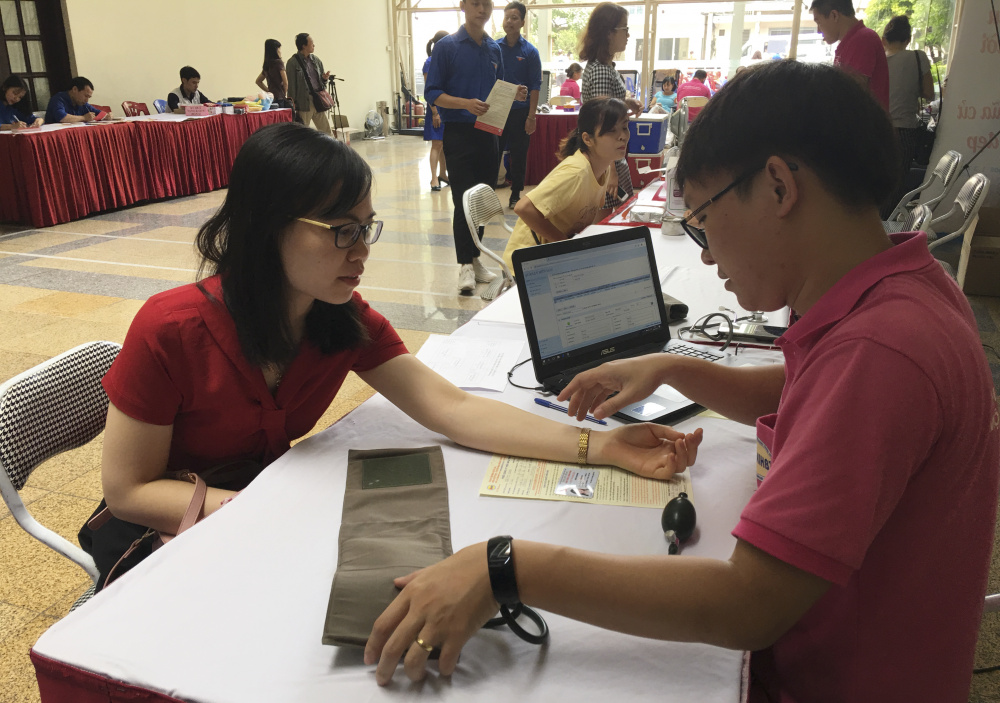  Ngay từ sáng sớm, rất đông các cán bộ, nhân viên đang làm việc công tác tại Cwin63 sân chơi đỉnh cao tham gia  hiến máu tình nguyện