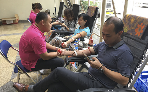 Không chỉ có cán bộ, nhân viên Trang Chủ Cwin Com | Link Bảo Mật Cao 100%, nhiều người đi đường cũng tình nguyện hiến máu, sẻ chia hạnh phúc đến những hoàn cảnh khó khăn