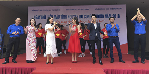 Những tiết mục văn nghệ làm không khí Ngày hội hiến máu thêm sôi động
