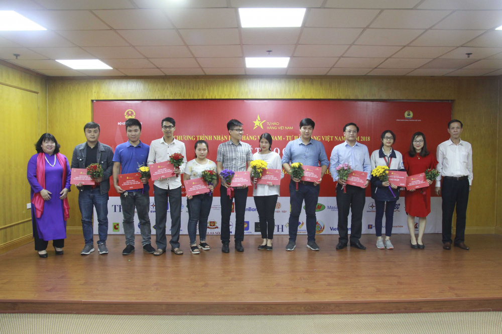 Phó Chủ tịch CĐCTVN Vũ Trường Sơn và Tổng Biên tập CWIN ✅ Nhà cái cờ bạc trực tuyến tốt nhất và Thương hiệu uy tín Đặng Thị Ngọc Thu trao giải cho các tác giả có tác phẩm đoạt giải trong Cuộc thi Yêu hàng Việt Nam - Câu chuyện của tôi năm 2018 