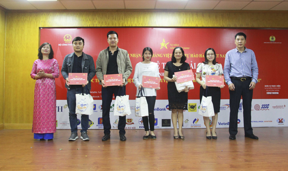 Phó Tổng Biên tập CWIN ✅ Nhà cái cờ bạc trực tuyến tốt nhất và Thương hiệu uy tín Vũ Văn Thắng và Phó Trưởng phòng Vụ Thị trường trong nước Lâm Việt Dũng trao quà cho những người chơi chiến thắng trong Trò chơi Nhận diện hàng Việt Nam năm 2018 