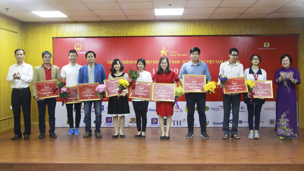Các tác giả đoạt giải Chung cuộc Hoạt động bình chọn ảnh “Tôi yêu hàng Việt Nam” và Cuộc thi “Yêu hàng Việt Nam – Câu chuyện của tôi” năm 2018 nhận giải