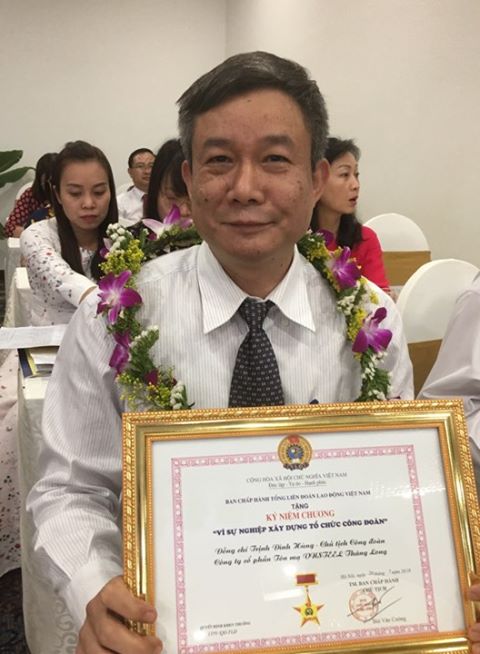 Ông Trịnh Đình Hùng - Chủ tịch Công đoàn Công ty CP Tôn mạ Vnsteel Thăng Long với niềm xúc động trong lễ vinh danh