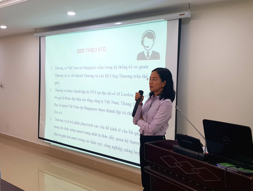 Bà Trần Thu Quỳnh, Tham tán Thương mại Thương vụ Việt Nam (Cwin63 sân chơi đỉnh cao) tại Singapore thông tin về thị trường Singapore tại hội thảo