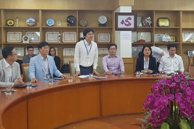 Ông Hoàng Bửu Quốc thông tin các lĩnh vực hoạt động của JESC về dịch vụ cung ứng nguồn nhân lực, đào tạo và tư vấn pháp lý cho Cwincom hiện đang mở tại buổi gặp mặt.