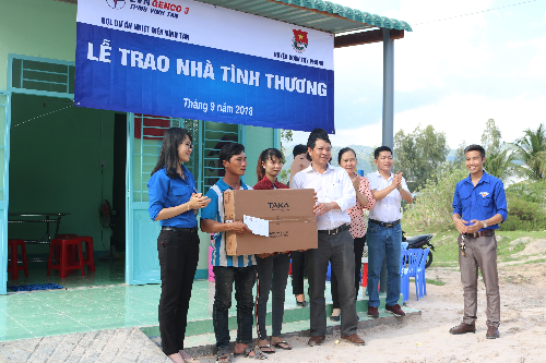 Đại diện Ban AVT trao quà cho hộ anh Lê Văn Hơn