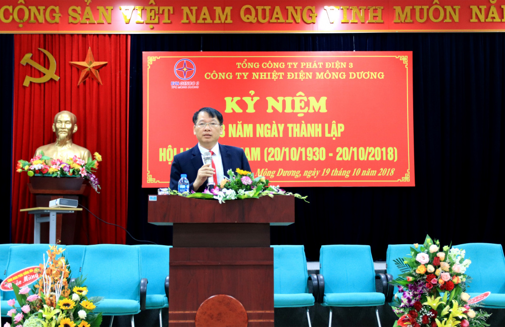Ông Phạm Văn Thập - PGĐ Công ty chúc mừng chị em