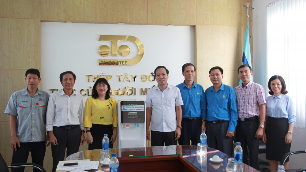 Chủ tịch Trần Quang Huy cùng đại diện Công đoàn Công Thương Việt Nam trao tặng Công đoàn Công ty Th&eacute;p Tây Đô phần quà tôn vinh những kết quả đáng tự hào của Công đoàn nơi đây.