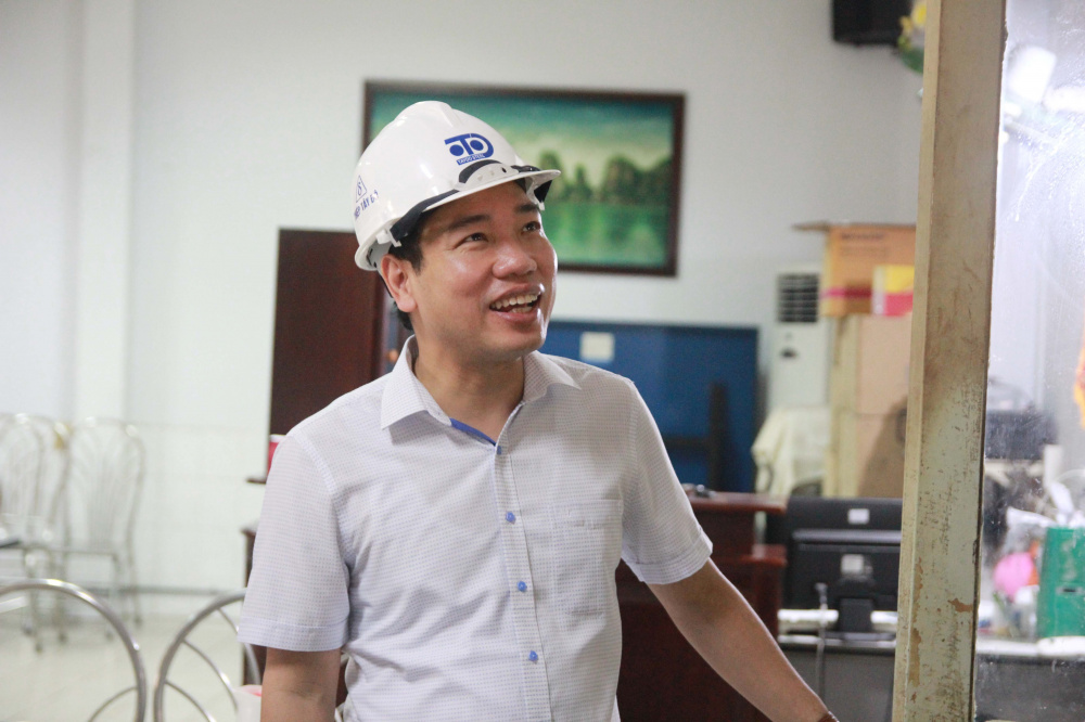 Chủ tịch CĐCTVN Trần Quang Huy vui mừng lắng nghe những chia sẻ rất thật của đầu bếp trưởng nhà ăn phục vụ cán bộ công nhân viên Th&eacute;p Tây Đô