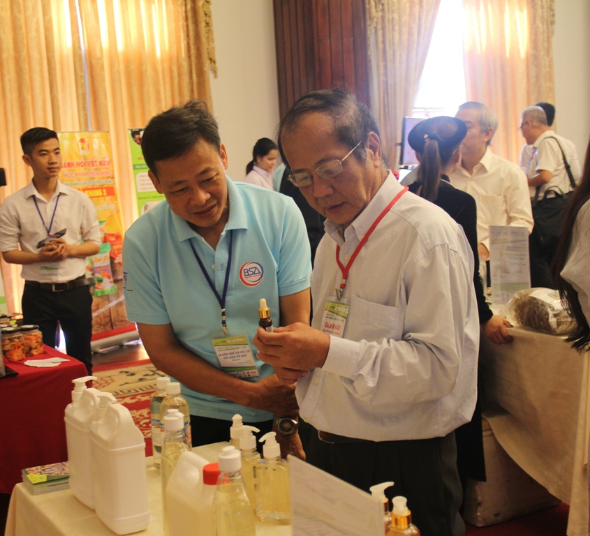 Thành viên Ban giám khảo đi thăm gian hàng trưng bày trong cuộc thi