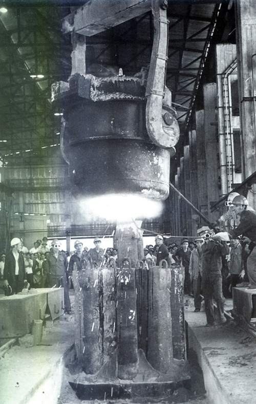 Ngày 1-5-1975 mẻ thép đầu tiên ra lò tại Nhà máy Luyện cán thép Gia Sàng