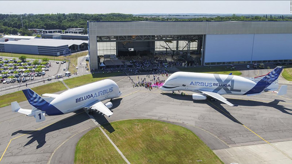Phiên bản Beluga ST cũ (bên trái) và phiên bản Beluga XL mới (bên trái)